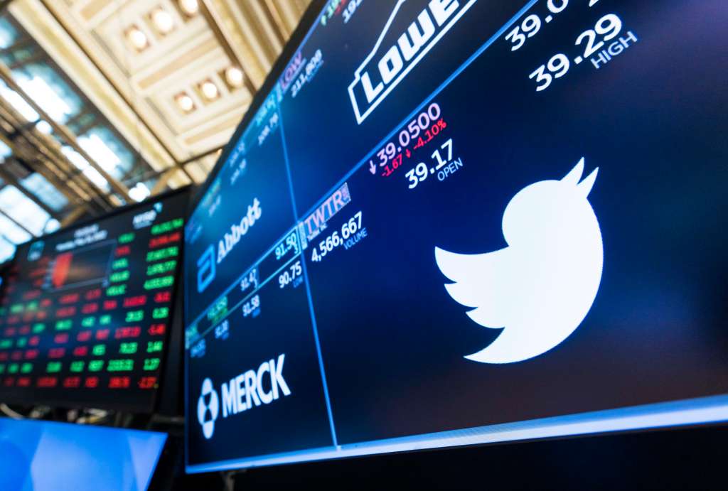 EA1854. NUEVA YORK (ESTADOS UNIDOS), 29/09/2022.- Fotografía de archivo fechada el 16 de mayo de 2022 que muestra una pantalla con el logo de la red social Twitter en el piso de la Bolsa de Nueva York (EE.UU.). as dos esquinas ya están preparando a sus púgiles, poniéndoles los protectores bucales y ya están listos para destrozarse a golpes. Hablamos de Twitter y Elon Musk, que abordaron los contenidos que serán utilizados próximamente en el juicio por la compra de la red social. EFE/ Justin Lane ARCHIVO