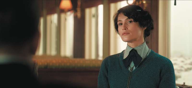 Gemma Arterton cuenta que para su interpretación en la película "King's Man: el origen" tuvo un entrenamiento especial en manejo de armas. / Fotos: cortesía de Cine Color