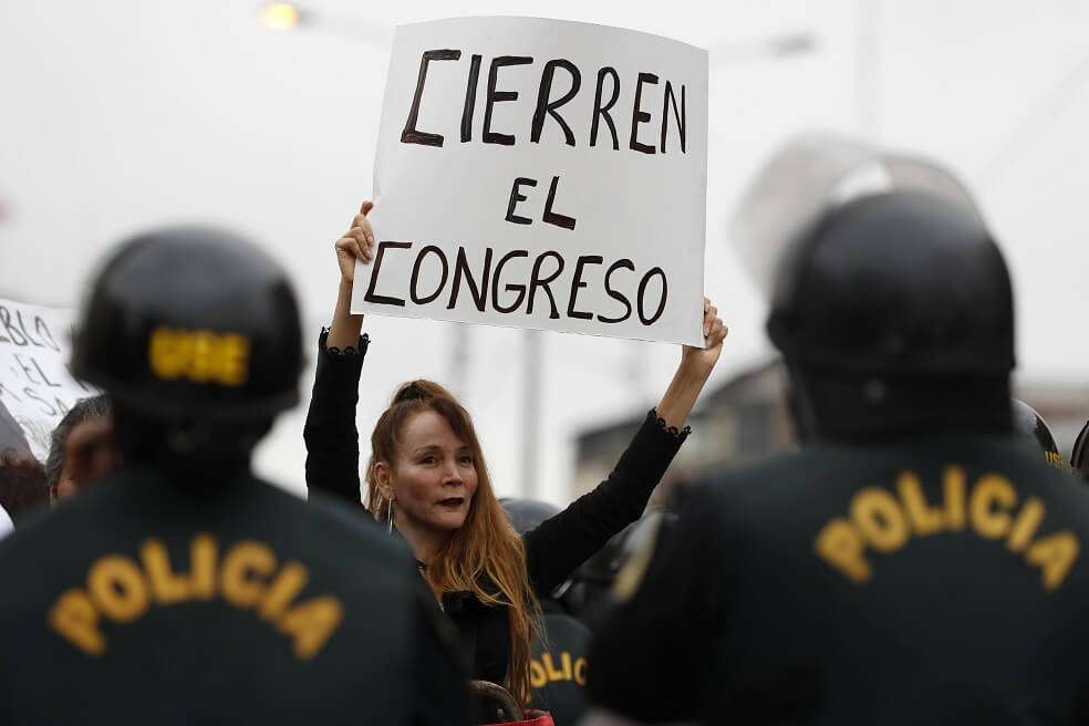 Ciudadanos y militares peruanos respaldaron la decisión del presidente, Martín Vizcarra, y ponen en jaque a la mayoría opositora de Congreso, que ahora se queda sin respuestas. / EFE