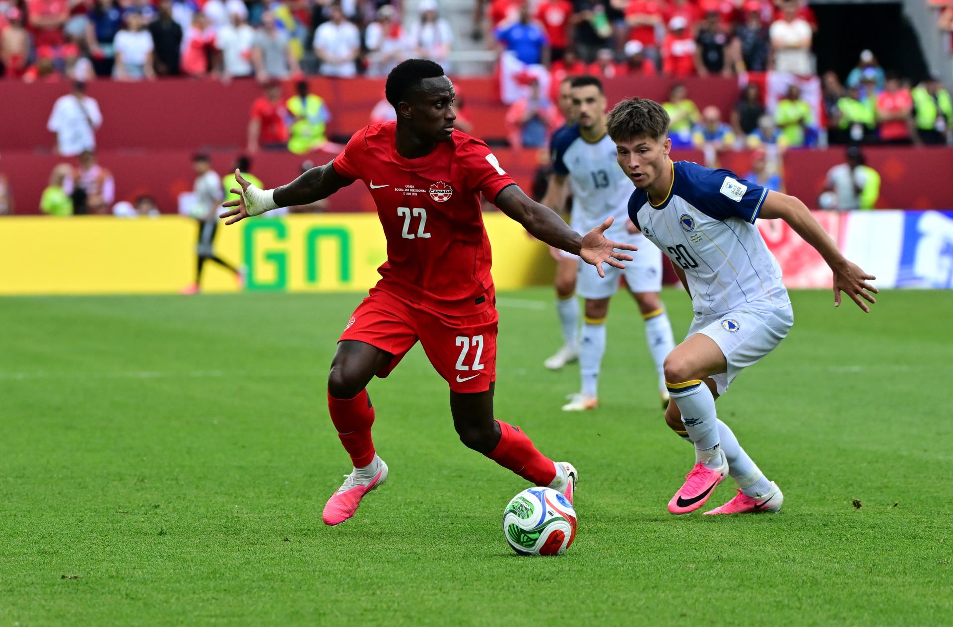TORONTO (Canada), 12/06/2026.- Richie Laryea of Canada (L) and Esmir Bajraktarevic of Bosnia and Herzegovina (R) in action during the FIFA World Cup 2026 group stage match Canada against Bosnia and Herzegovina, in Toronto, Canada, 12 June 2026. (Bosnia-Herzegovina) EFE/EPA/EDUARDO LIMA