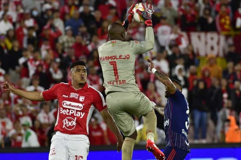 Santa Fe rescató un empate en El Campín, cuando parecía que Junior daba el golpe en la ida de la semifinal. Todo se definirá la próxima semana en la vuelta que se jugará en Barranquilla. Estas fueron las mejores imágenes.