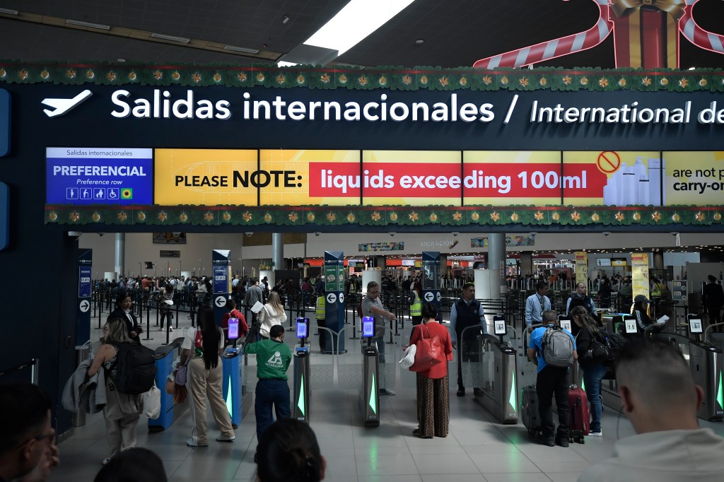 Huelga o ‘plan tortuga’ de los trabajadores de Migración Colombia, por falta de acuerdos laborales realizada en el Aeropuerto El Dorado.