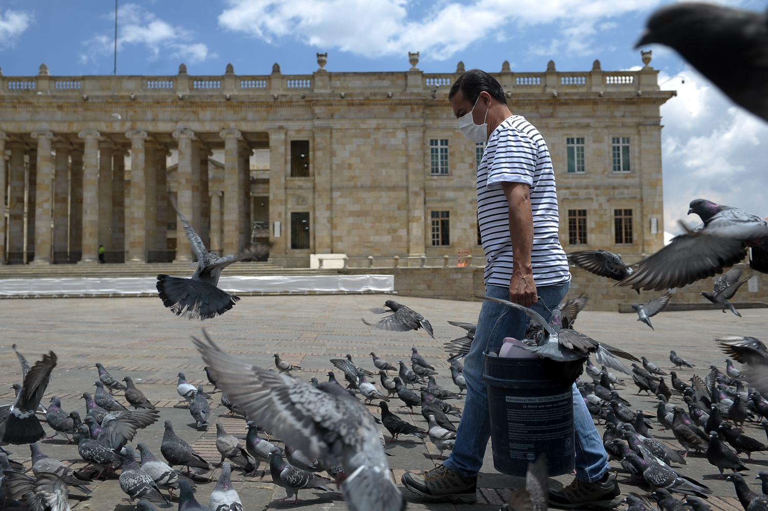 “¿Qué por qué lo hago?” dice Edisson. “Porque con mi esposa vimos un día en televisión que ya nadie visitaba a las palomas por el coronavirus”, continúa.