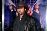 Padre de Miley Cyrus busca trabajo en el cine