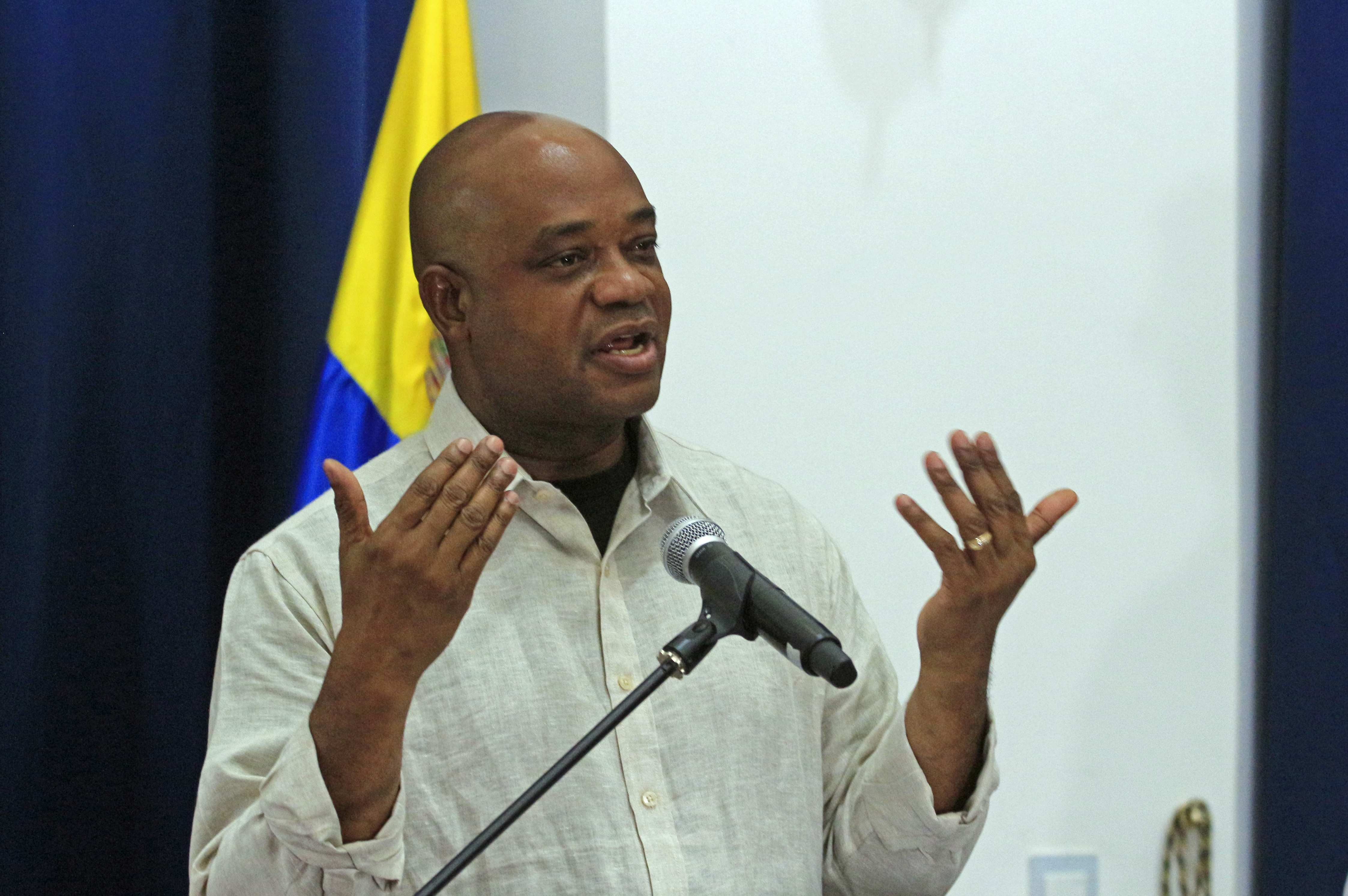 AME5667. CÚCUTA (COLOMBIA), 08/04/2024.- El ministro colombiano de Exteriores, Luis Gilberto Murillo, habla después de una reunión con su par venezolano, Yván Gil Pinto, este lunes en Cúcuta (Colombia).EFE/ Mario Caicedo