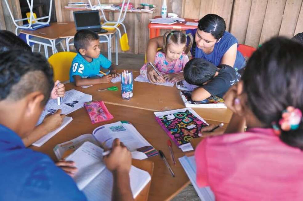 La estrategia ‘Camino a tu hogar’, además de sus reuniones virtuales, se refuerza en estas zonas rurales con visitas puerta a puerta, adelantando un acompañamiento a los núcleos familiares y entregando guías de trabajo para desarrollar en casa.