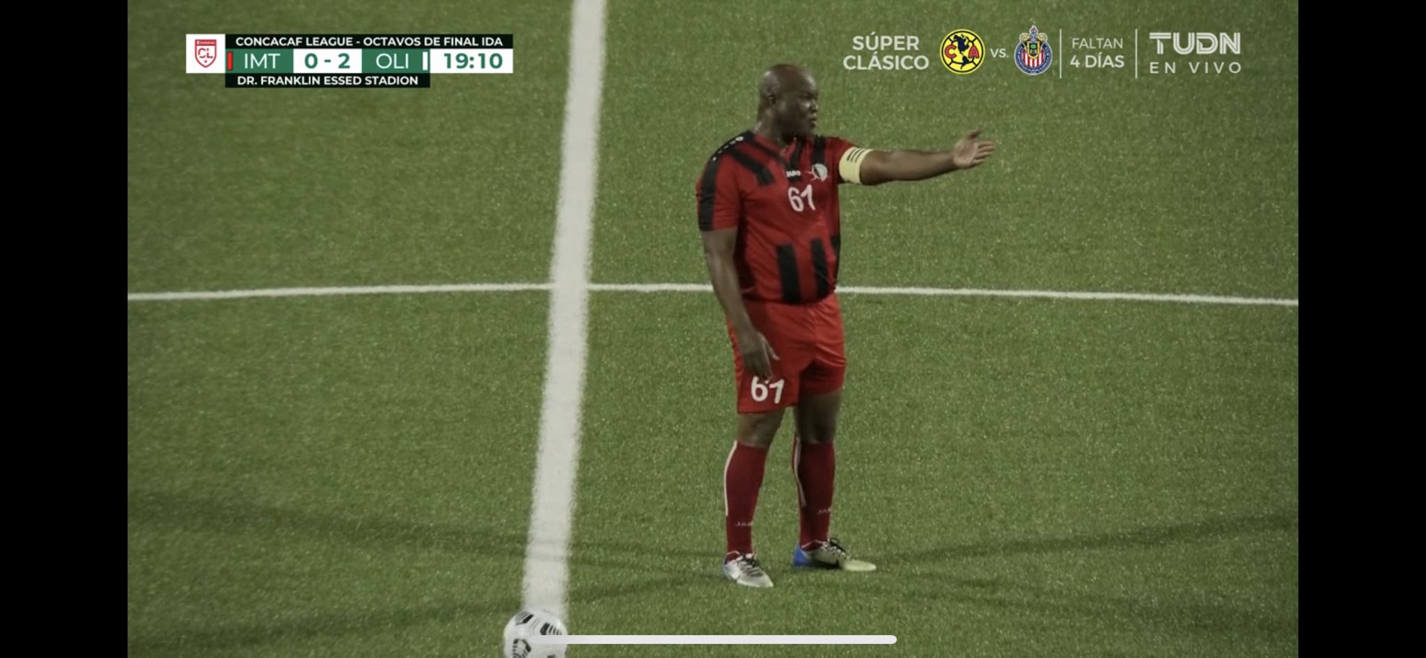 Ronnie Brunswijk, durante el partido que su equipo, el Inter Moengotapoe, perdió por goleada contra Olimpia de Honduras.