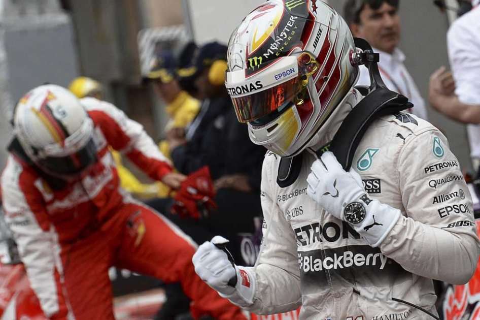 Lewis Hamilton celebra su quinta pole en la temporada. Foto: AFP