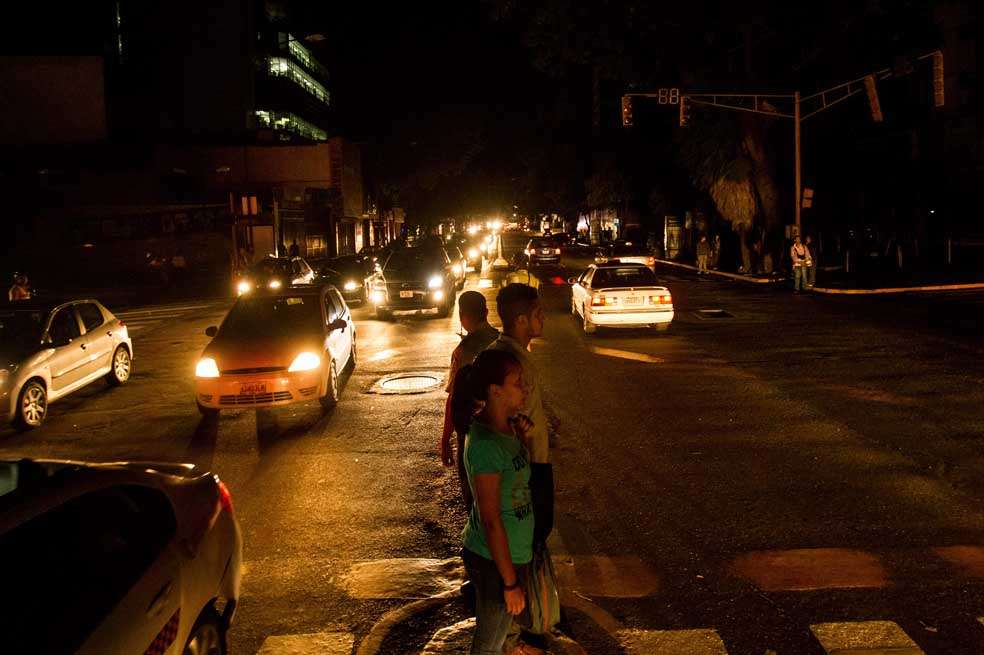 Así se vio Caracas la noche del lunes durante el corte de energía que afectó varias zonas del país. / EFE