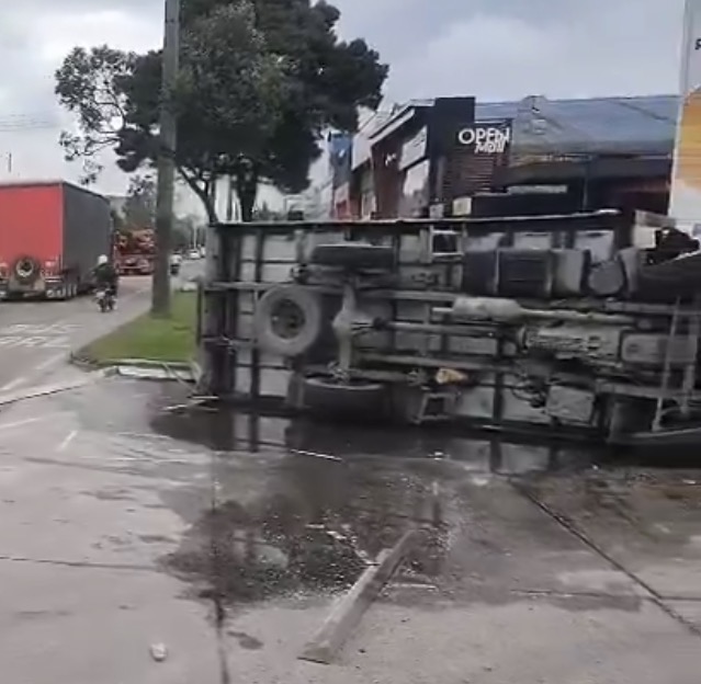 Se registra un siniestro entre un bus y un camión que sufrió volcamiento en la avenida Boyacá con calle 17A, en sentido sur–norte, en la localidad de Fontibón.