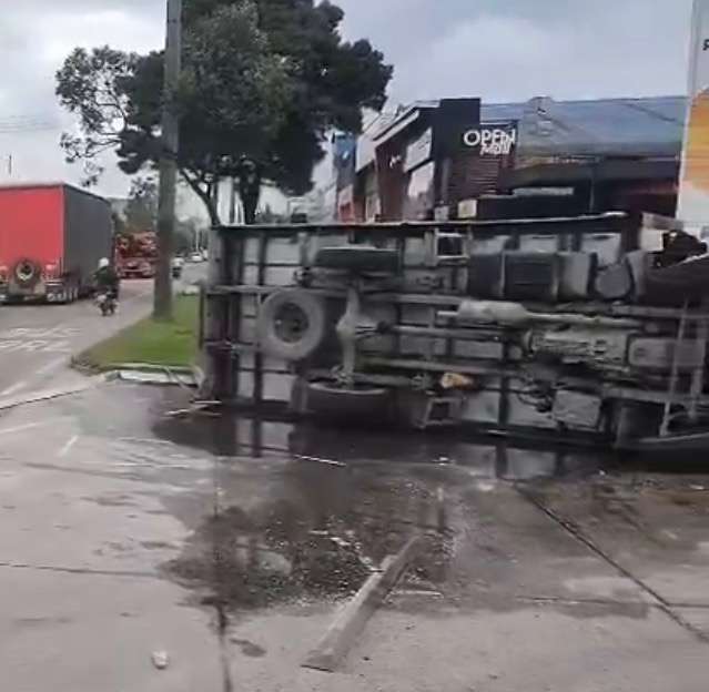 Se registra un siniestro entre un bus y un camión que sufrió volcamiento en la avenida Boyacá con calle 17A, en sentido sur–norte, en la localidad de Fontibón.