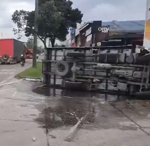 Movilidad hoy: choque entre bus y camión volcado afecta la Av. Boyacá en Fontibón