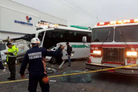 Dos muertos y al menos 30 heridos dejó accidente de tránsito en la vía Bogotá – Medellín
