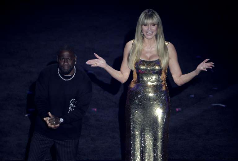 WASHINGTON (United States), 05/12/2025.- Draw hosts Heidi Klum and Kevin Hart address the audience during the FIFA World Cup 2026 Final Draw at the Kennedy Center in Washington DC, USA, 05 December 2025. (Mundial de Fútbol) EFE/EPA/SHAWN THEW