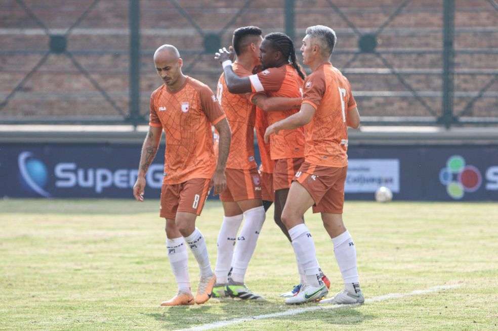 Hugo Rodallega celebra junto a sus compañeros de Independiente Santa Fe el gol con el que vencieron a Fortaleza CEIF este miércoles.