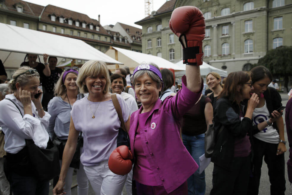 La consejera nacional del Partido Socialista, Margret Kiener-Nellen (Centro), formó parte de las manifestaciones de mujeres que buscan igualdad en Suiza. / AFP