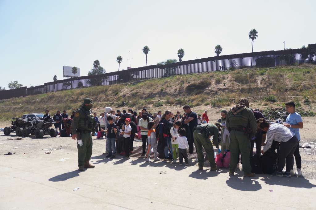 San Diego (United States), 25/09/2023.- US Border Patrol agents process migrants that have been camped out between the two border fences at the southern US border with Mexico in San Diego, California, USA, 25 September 2023. A rise in illegal migrant crossings at the southern US border has been straining resources throughout San Diego County, including the availability of detention centers that are over capacity throughout the area, according to San Diego County officials. EFE/EPA/ALLISON DINNER