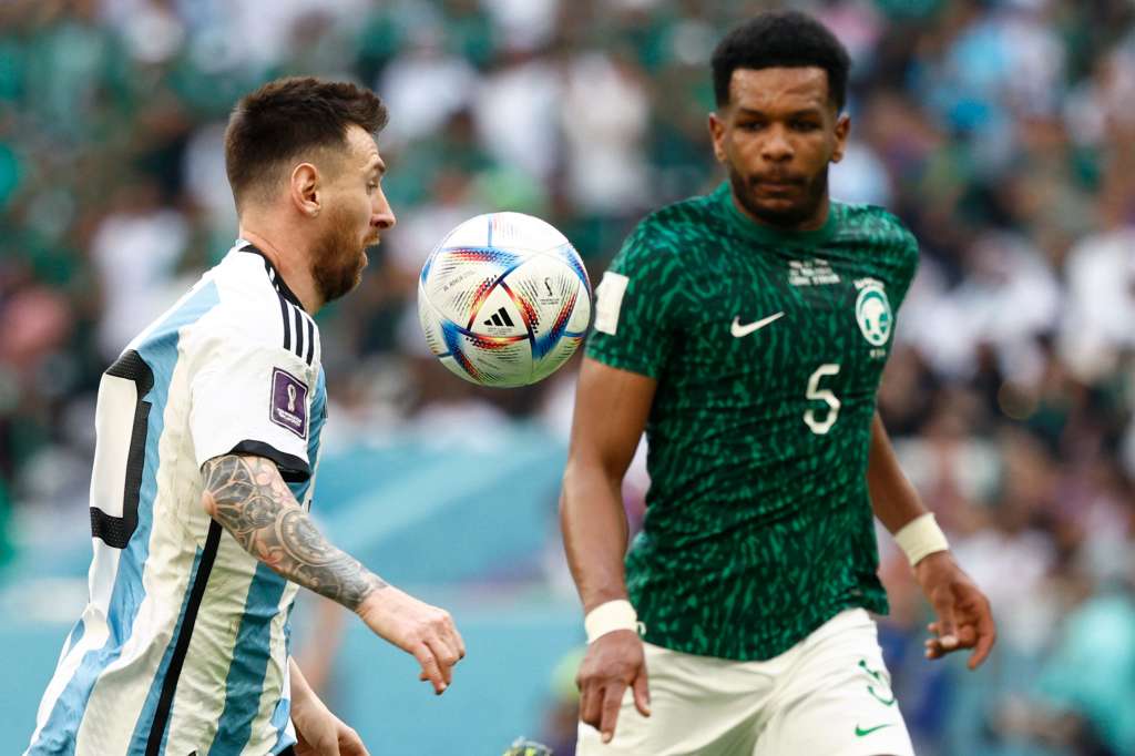 GR2008. LUSAIL (CATAR), 22/11/2022.- Lionel Messi de Argentina disputa un balón con Ali Albulayhi de Arabia Saudita hoy, en un partido de la fase de grupos del Mundial de Fútbol Qatar 2022 entre Argentina y Arabia Saudita en el estadio de Lusail (Catar). EFE/ Rodrigo Jiménez