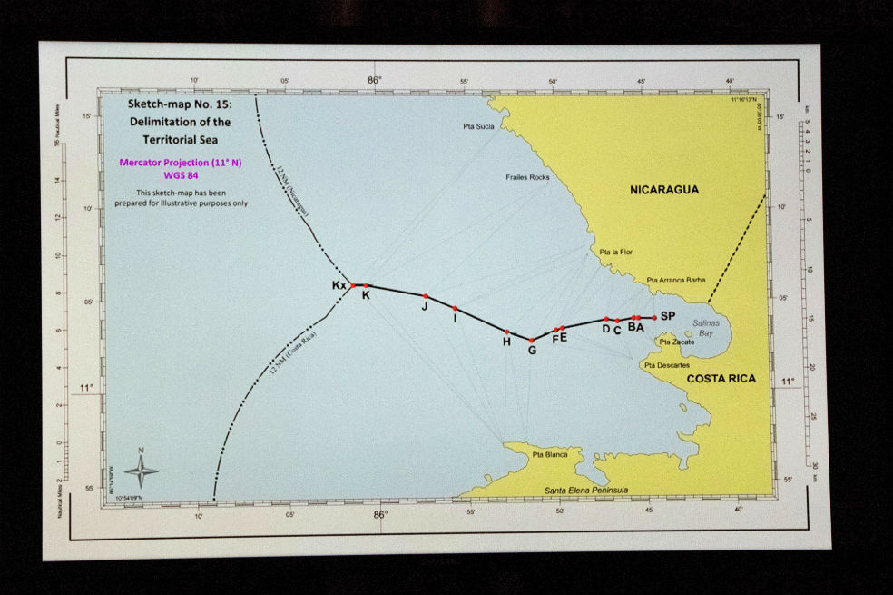 Mapa proyectado en una pantalla con la decisión de la Corte Internacional de Justicia (CIJ) sobre la delimitación marítima entre Costa Rica y Nicaragua en el Océano Pacífico. / EFE