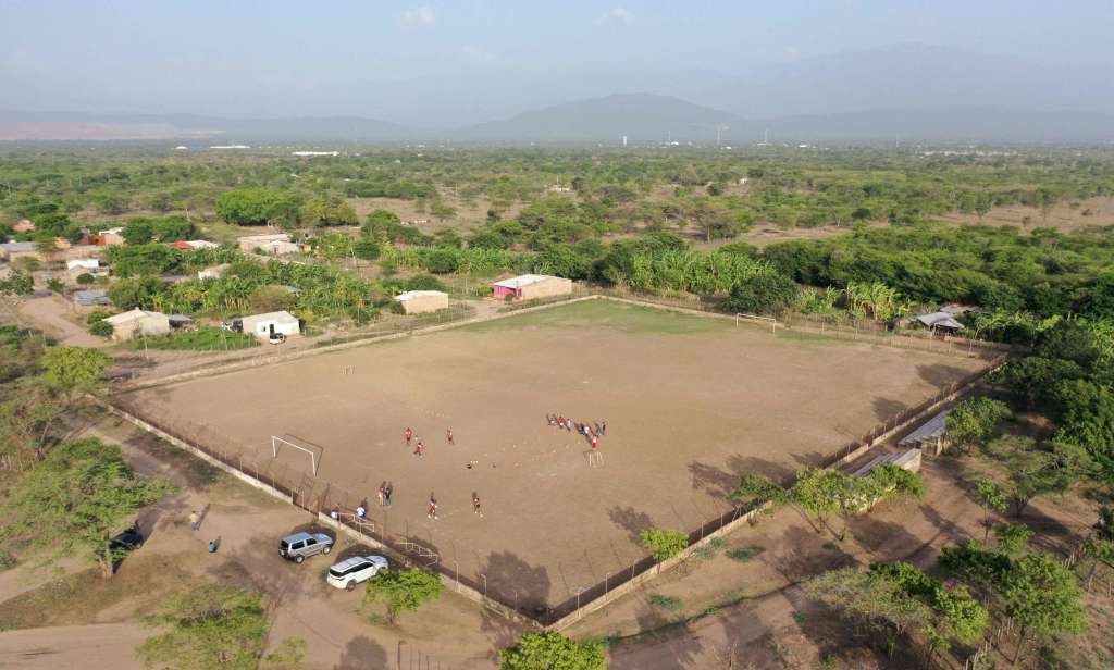 En Barrancas todos recuerdan al tímido "Luisfer" que jugaba sin cansancio en el árido campo de fútbol, en el que hoy otros niños siguen su ejemplo.