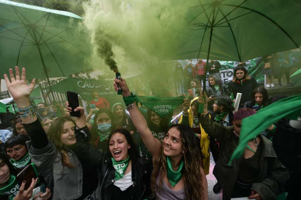 Este lunes, en una Sala Extraordinaria de la Corte Constitucional se despenalizó el aborto en Colombia hasta la semana 24. El alto tribunal dejó en firme la tres causales que se fijaron desde 2006 que permite esa práctica en el país.