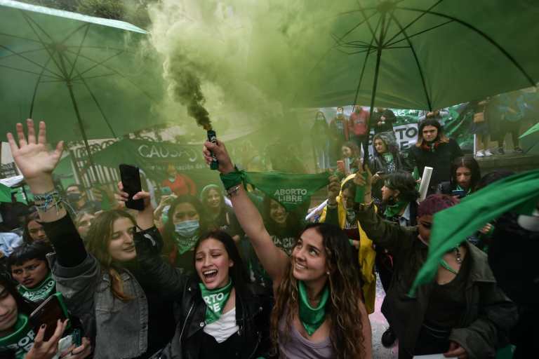 Este lunes, en una Sala Extraordinaria de la Corte Constitucional se despenalizó el aborto en Colombia hasta la semana 24. El alto tribunal dejó en firme la tres causales que se fijaron desde 2006 que permite esa práctica en el país.