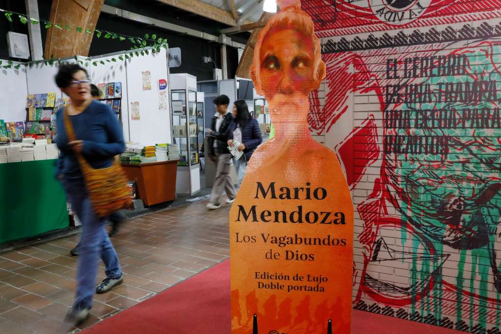 BOG400. BOGOTÁ (COLOMBIA), 19/04/2024.- Visitantes recorren este viernes los pabellones del recinto ferial Corferias, durante la XXXVI Feria Internacional del Libro de Bogotá (FilBo) en Bogotá (Colombia). EFE/Carlos Ortega
