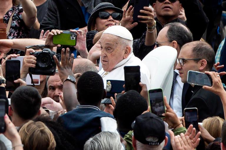VATICAN CITY (Vatican City State (Holy See)), 20/04/2025.- Pope Francis greets the faithful after the Urbi et Orbi blessing following the Easter Mass in Saint Peter's Square, in Vatican City, 20 April 2025. (Papa) EFE/EPA/ANGELO CARCONI