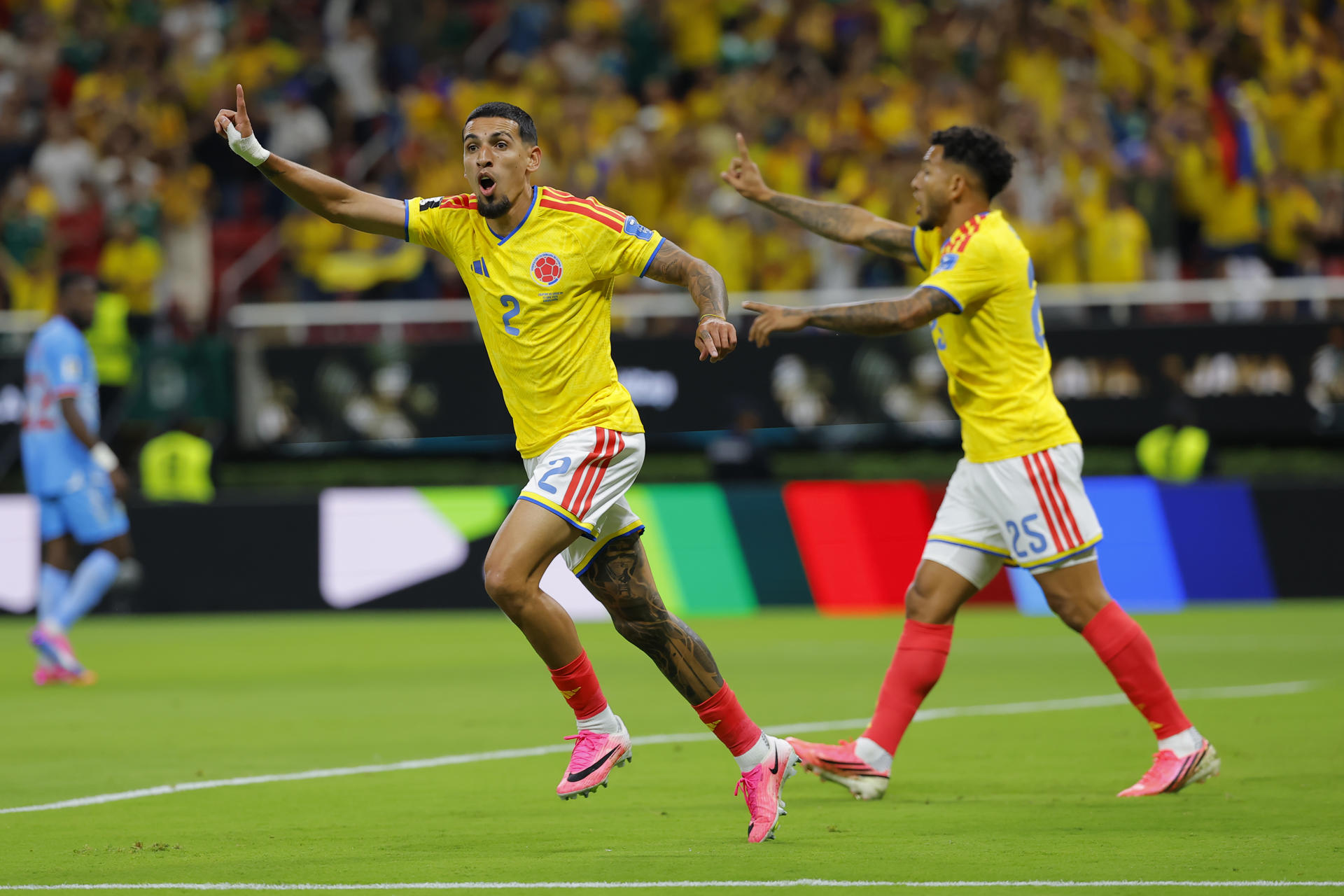 GR3172. GUADALAJARA (MÉXICO), 23/06/2026.- Daniel Muñoz (i) de Colombia reacciona por un gol anulado este martes, en un partido del grupo K del Mundial de la FIFA 2026 entre Colombia y RD Congo, en el estadio Akron en Guadalajara (México). EFE/ Francisco Guasco