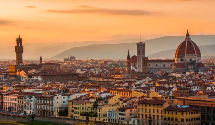 Florencia, el ocaso sobre la ciudad del Renacimiento
Las Galerías Uffizi con sus cuadros de Da Vinci o Botticelli; la Galería de la Academia con su David de Miguel Ángel… Que la capital de la Toscana es la ciudad del Renacimiento nadie lo duda. Si a ello le sumamos uno de los atardeceres más bonitos del mundo tenemos como resultado un destino sencillamente perfecto.
El mirador de la Piazzale Michelangelo es el mejor lugar de Florencia donde contemplar una romántica puesta de sol. A esa hora, el astro rey dota a la cúpula de Brunelleschi de unos matices extremadamente singulares.