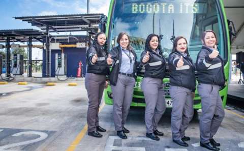 Operadora de transporte busca conductoras para buses eléctricos