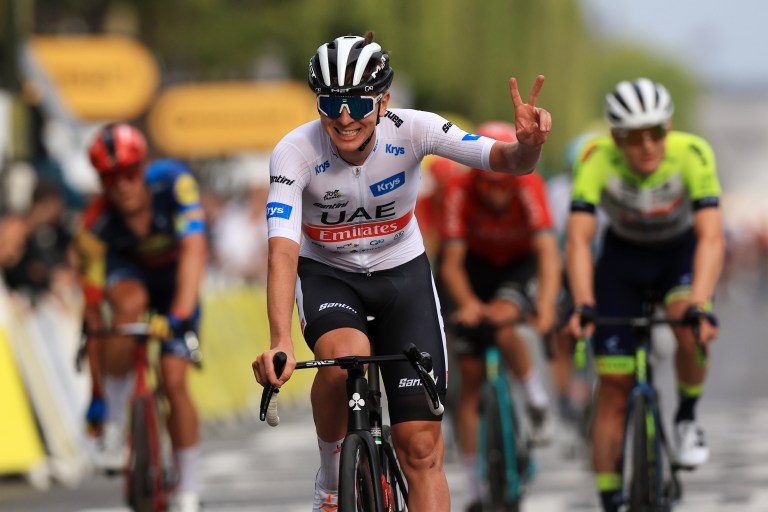 Paris (France), 23/07/2023.- White Jersey best young rider Slovenian rider Tadej Pogacar of team UAE Team Emirates gestures after crossing the finish line of the 21st and final stage of the Tour de France 2023 over 115kms from Saint-Quentin-en-Yvelines to Paris Champs-Elysee, France, 23 July 2023. (Ciclismo, Francia, Eslovenia) EFE/EPA/MARTIN DIVISEK