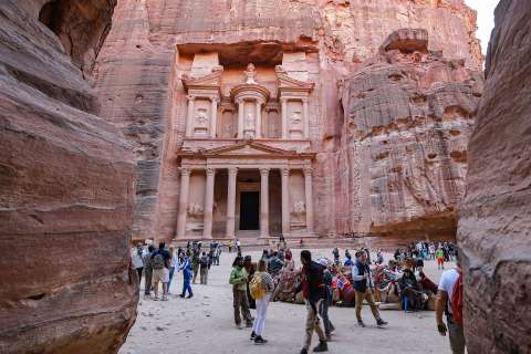 Turistas regresan a Petra, maravilla del desierto de Jordania
