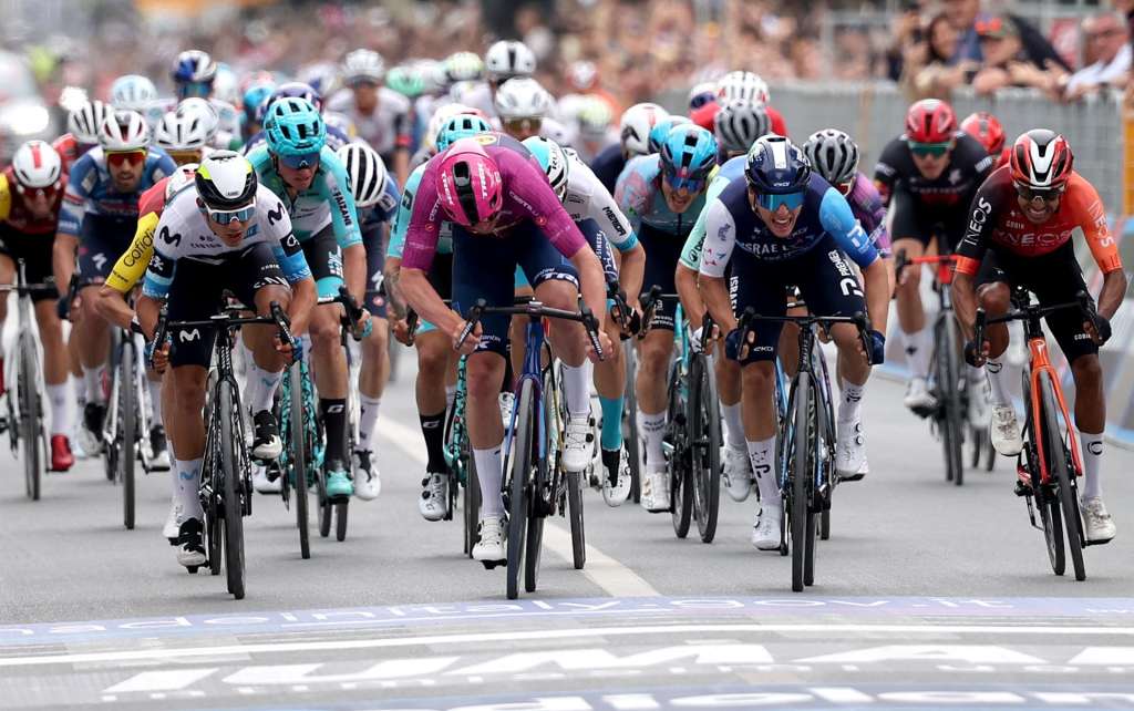 VLORE (Albania), 11/05/2025.- Danish rider Mads Pedersen (C) of team Lidl - Trek wins the sprint for the third stage of the Giro d'Italia cycling tour over 160km from Vlore to Vlore, Albania, 11 May 2025. (Ciclismo) EFE/EPA/GEORGI LICOVSKI