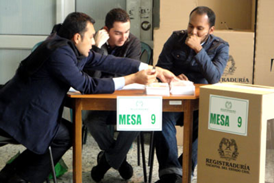 La Registraduría cuenta con un software que permite realizar un sorteo electrónico de los jurados. Estos ciudadanos no pueden ser mayores de 60 años. El sorteo se realiza en forma aleatoria para garantizar la heterogeneidad de la filiación política.