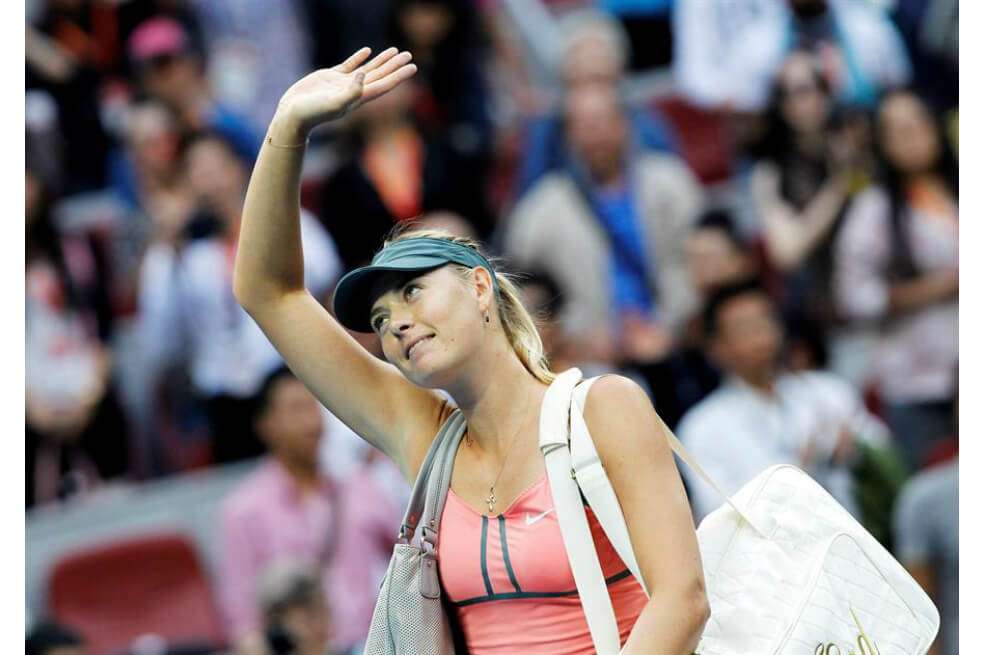 María Sharapova ganó con solo 17 años su primer Grand Slam. Fue en Wimbledon (2004) que venció a Serena Williams, una de sus máximas rivales en el tenis. / EFE