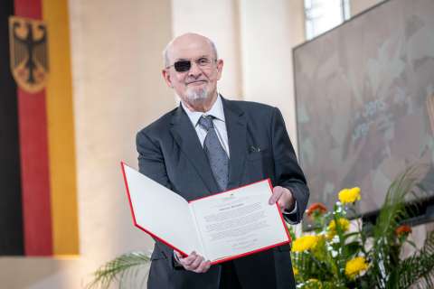 Rushdie llama a preservar la paz, casi una “fantasía” al pensar en Ucrania y Oriente Medio