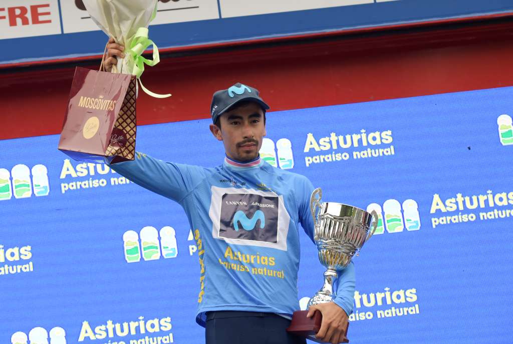 OVIEDO, 01/05/2022.- El corredor colombiano Ramiro Sosa del MOVISTARTEAM se proclama vencedor de La Vuelta Ciclista a Asturias 2022 este domingo en Oviedo. EFE/Eloy Alonso