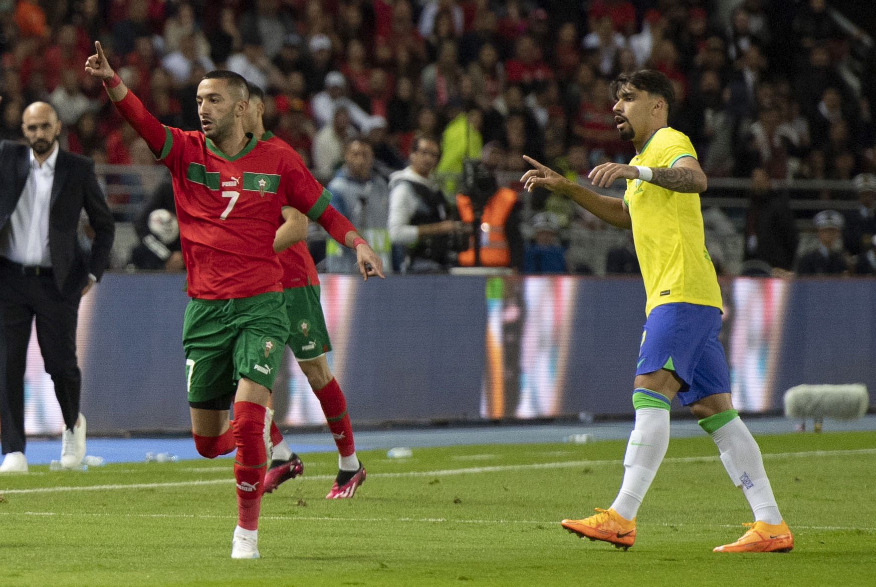 Rabat (Morocco), 25/03/2023.- Casemiro of Brazil (R) and Hakim Ziyech (L) of Morocco react during the friendly soccer match between Morocco and Brazil, in Tangier, Morocco, 25 March 2023. (Futbol, Amistoso, Brasil, Marruecos, Tánger) EFE/EPA/Jalal Morchidi