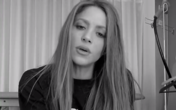 Con los ojos aguados y visiblemente dolida, Shakira publicó un video en el que cantó parte de su nueva canción.