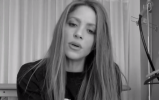 Video: Muy melancólica, Shakira sorprendió al cantar un fragmento de ‘Monotonía’