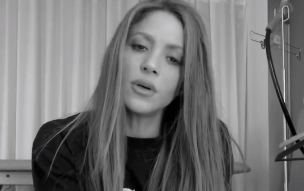 Video: Muy melancólica, Shakira sorprendió al cantar un fragmento de ‘Monotonía’