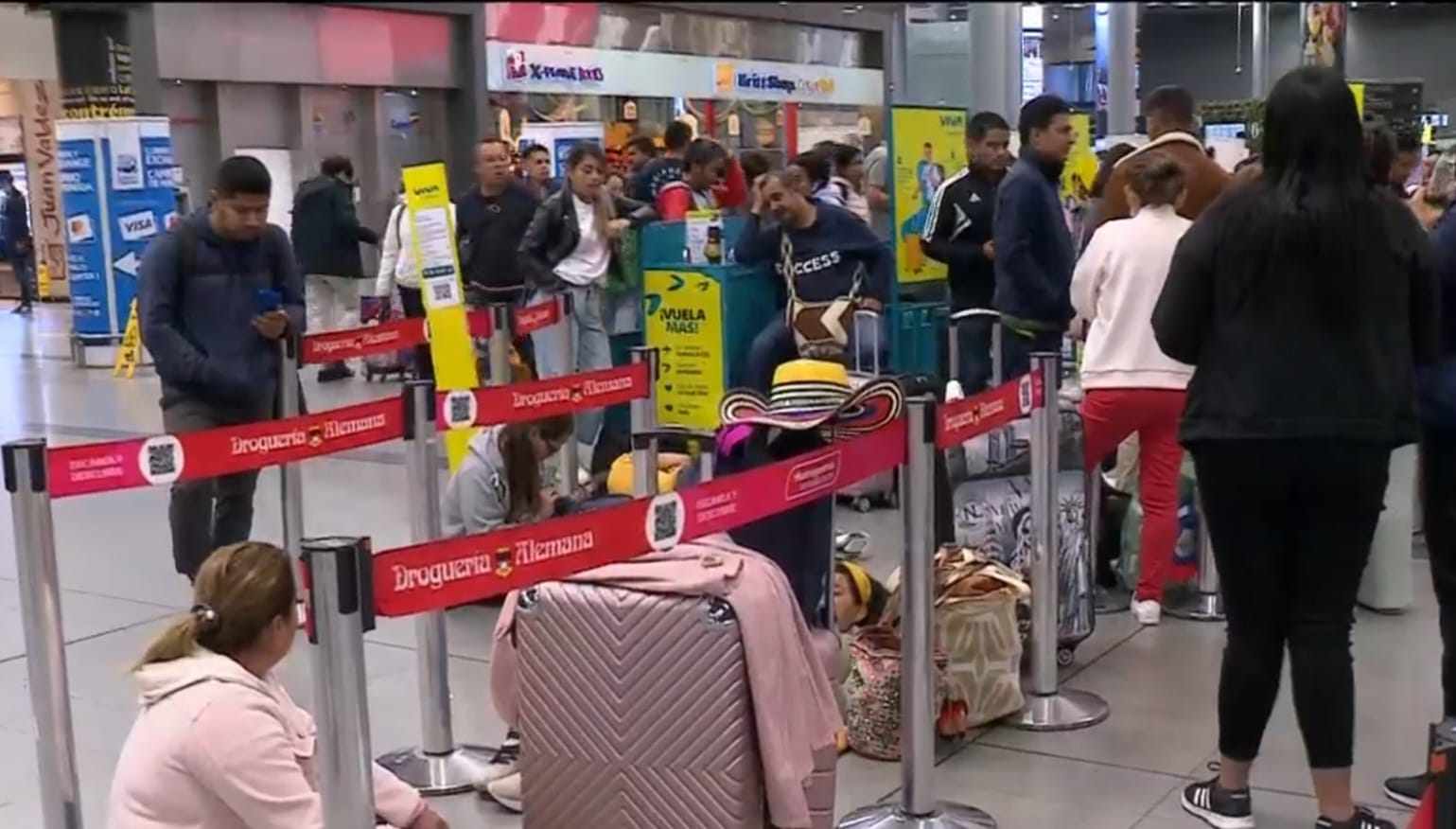 Pasajeros de Viva Air se quedan varados.