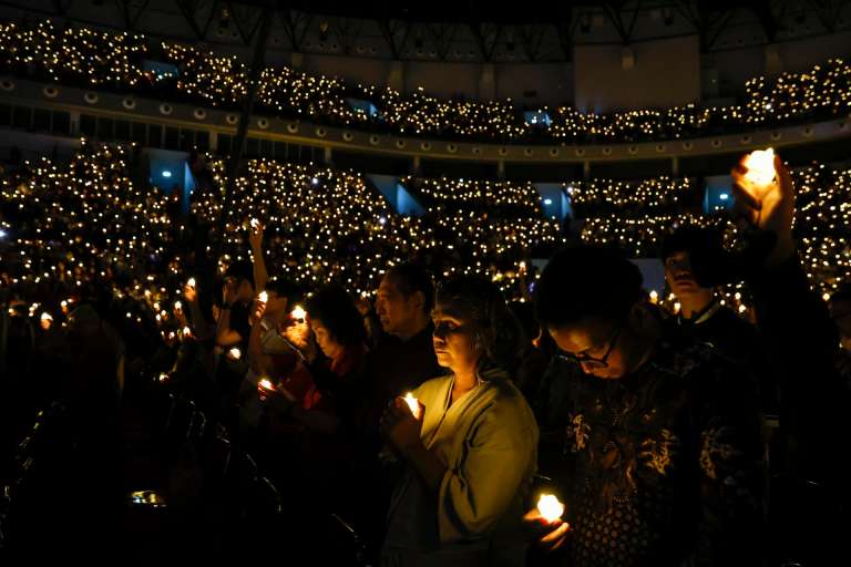JAKARTA (Indonesia), 24/12/2025.- Worshippers hold LED lights during a candlelight service on Christmas Eve at the Indonesia Arena in Jakarta, Indonesia, 24 December 2025. Although the majority of Indonesians are Muslim, Christmas is widely observed across the country, with many non-Christians celebrating it as a secular holiday. EFE/EPA/MAST IRHAM