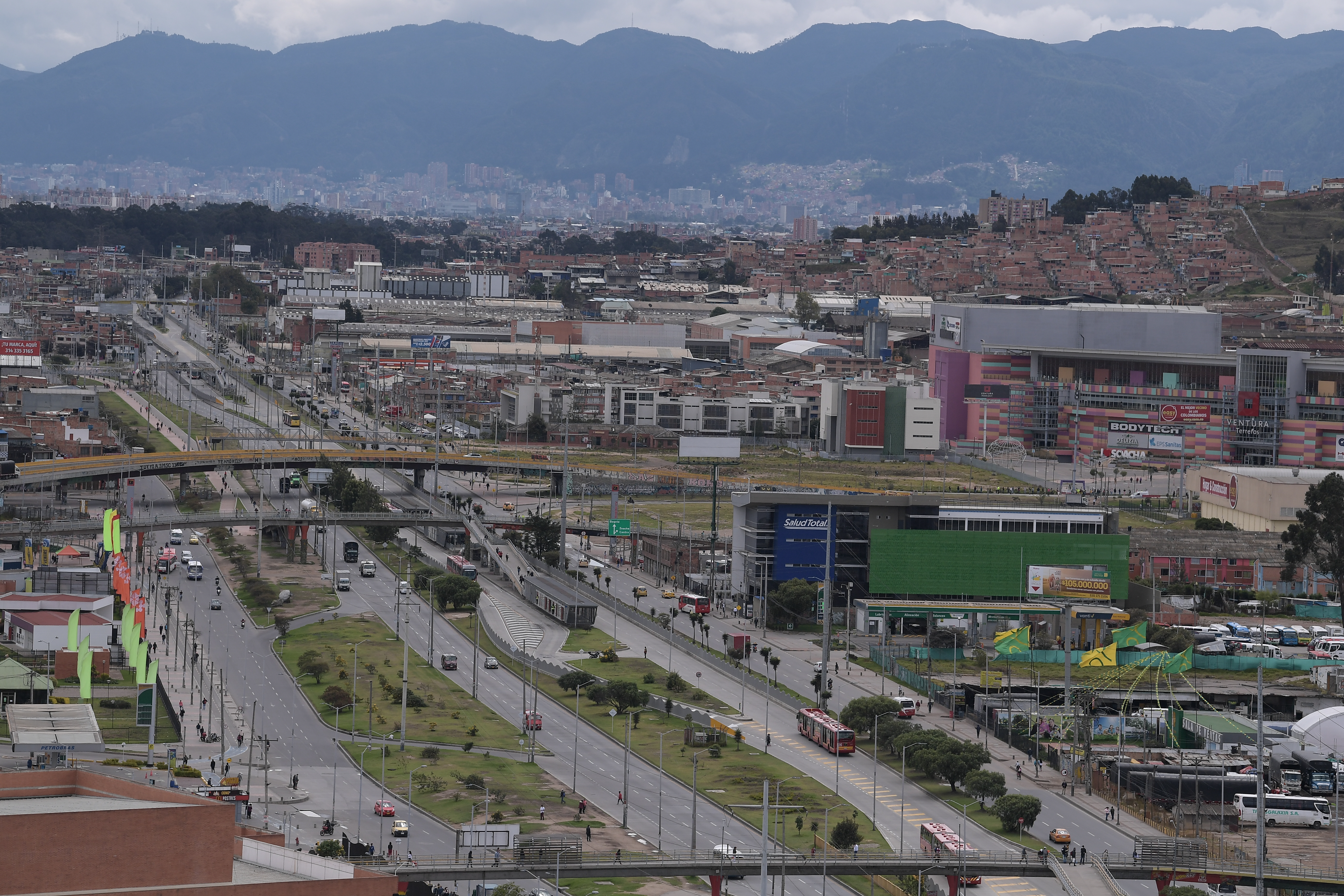 Sobrevuelo por la ciudad de Bogotá durante la cuarentena obligatoria generada por el Covid-19.