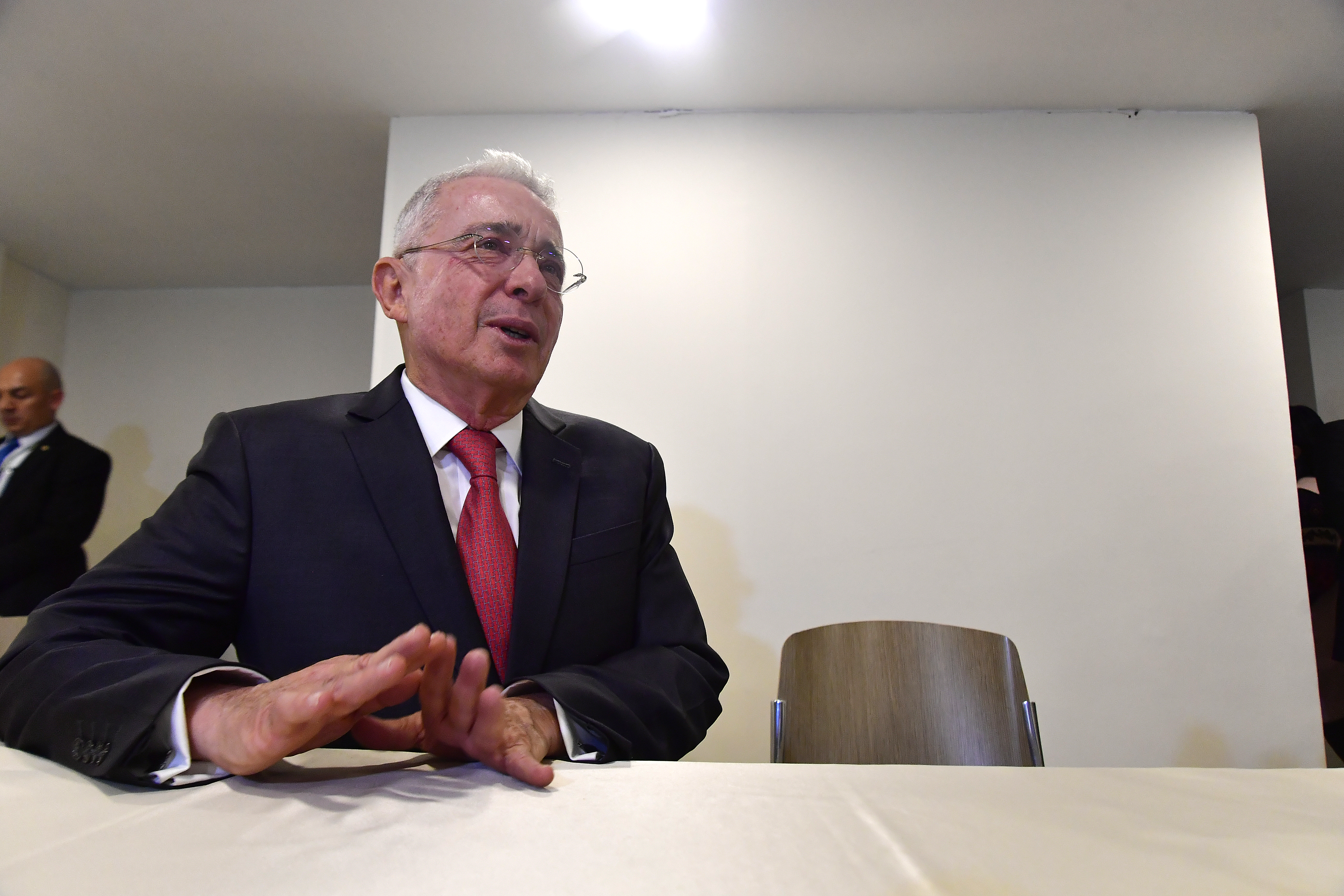 Expresidente y jefe del Centro Democrático se reunió en Bogotá con delegados de la Comisión Interamericana de Derechos Humanos (CIDH).