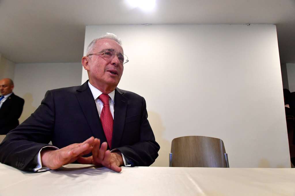 Expresidente y jefe del Centro Democrático se reunió en Bogotá con delegados de la Comisión Interamericana de Derechos Humanos (CIDH).