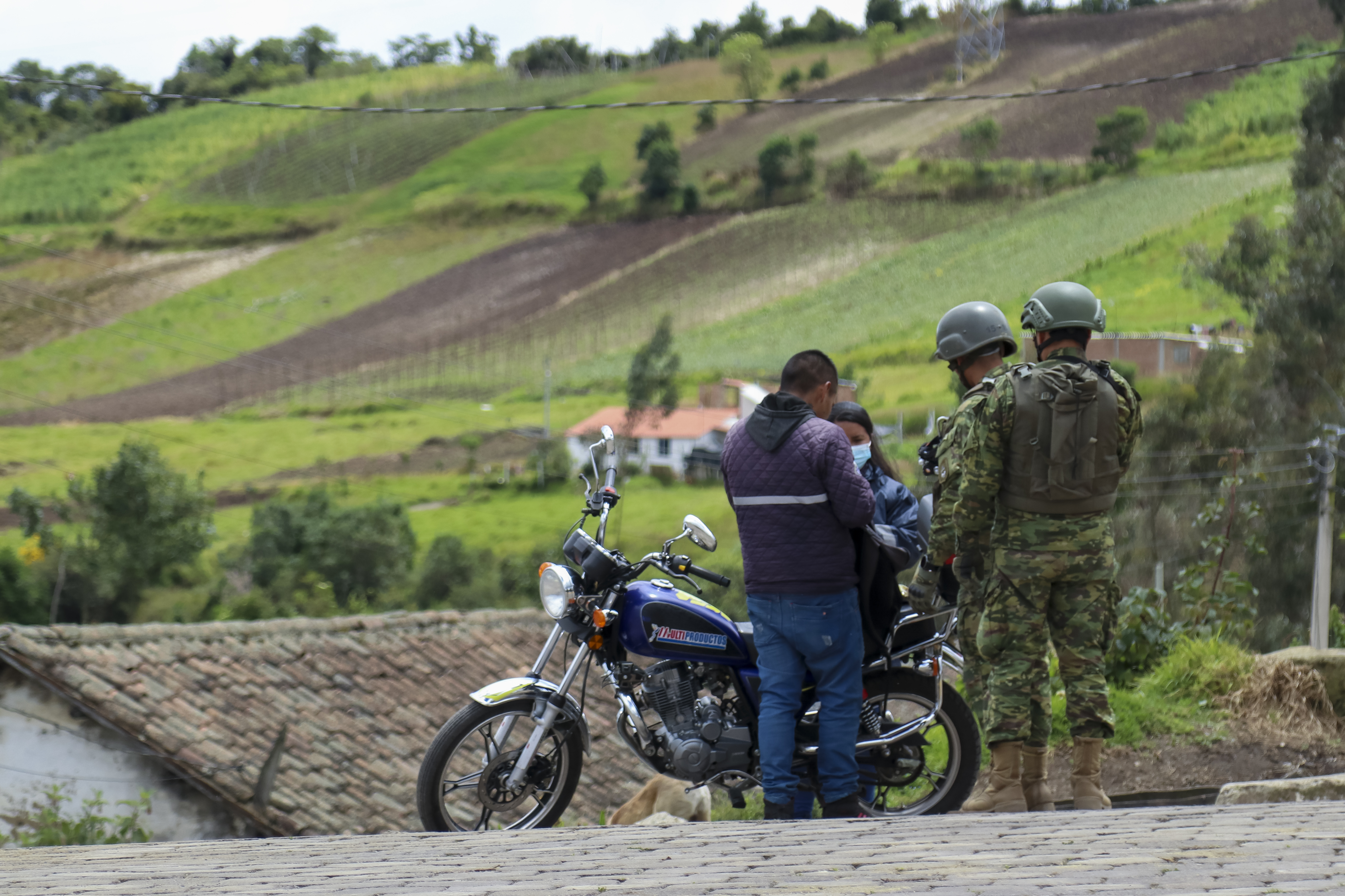 AME5077. URBINA (ECUADOR), 16/02/2023.- Militares ecuatorianos de la IV División del Ejército Amazonas y del batallón de Infantería Mayor Galo Molina, realizan patrullajes para combatir el narcotráfico, contrabando, delincuencia organizada e incursión de grupos armados irregulares, hoy en el sector de Urbina, provincia del Carchi, zona fronteriza con Colombia. EFE/Xavier Montalvo