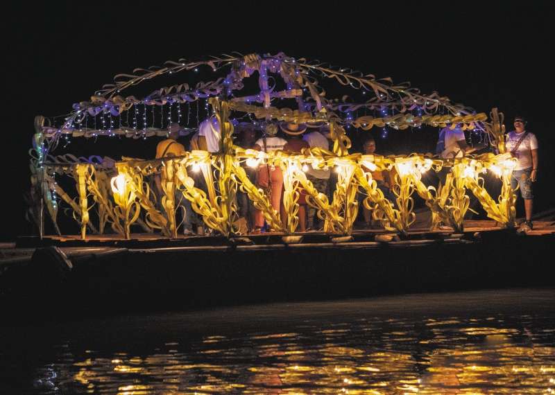 La celebración del día de la Inmaculada Concepción se inicia con una balsada que viaja hasta Guapi en medio de música, luces y pólvora. / Tatiana Caballero