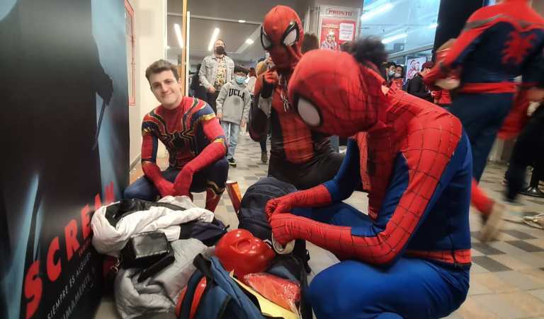 Tobey Maguire, el primer Spider-Man del cine, se metió en la piel del superhéroe por primera vez en 2002, hace casi dos décadas, y recreó la imagen de un Peter Parker con una carga emocional mucho más poderosa que las otras interpretaciones que le siguieron. La evolución del personaje en esta trilogía resultó fascinante para los fans, pues debe enfrentarse cara a cara con la muerte de su tío Ben, la presión de lidiar con ser un superhéroe, sacar adelante sus estudios, tener un trabajo y tratar de conquistar a la mujer de sus sueños, todo a la vez